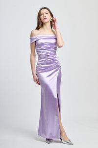 Abito formale lilla con taglio drammatico, ideale per occasioni glamour