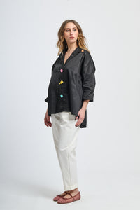 Camicia nera elegante con bottoni colorati