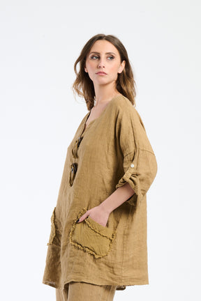 Ensemble camello, top a maniche 3/4 e pantaloni larghi, eleganza sobria per l’estate.