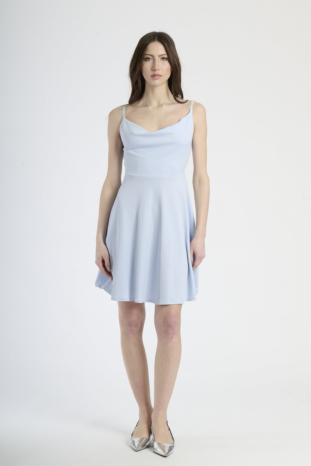 Abito estivo azzurro, tessuto fluido con drappeggi leggeri e lunghezza midi