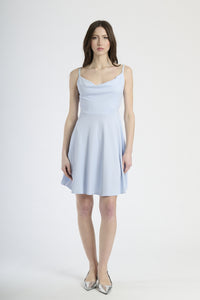 Abito estivo azzurro, tessuto fluido con drappeggi leggeri e lunghezza midi