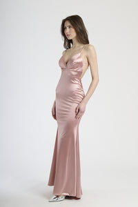 Abito rosa antico in raso con taglio aderente, abbigliamento dal tocco retrò glamour.