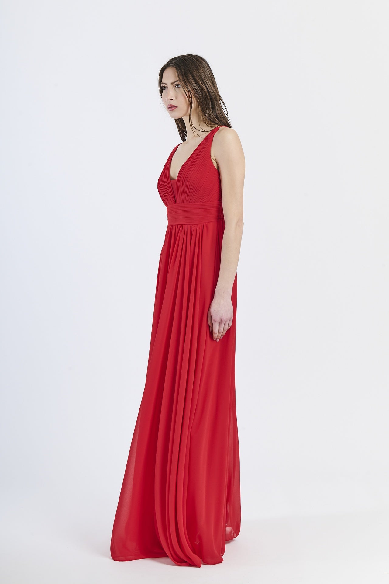 Abito da cerimonia rosso con scollo a V e tessuto leggero drammatico