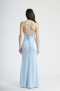 Vestito azzurro elegante, taglio maxi con dettagli drappati, ideale per eventi formali.