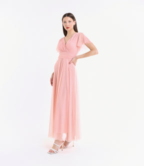 Tulle rosa delicato, scollo profondo, maniche ruffle, atmosfera dolce