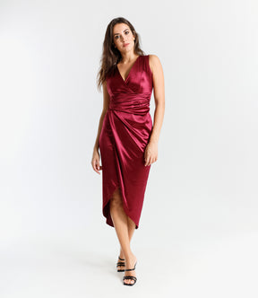 Abito elegante vino, design avvolgente con vita incontrita