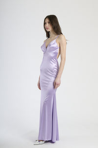 Modella in abito lilla a spalline, stile unico e affascinante per serate dal sapore fantastico.