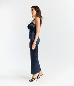 Abito da sera navy con spalline a fascia e fessura laterale sofisticata