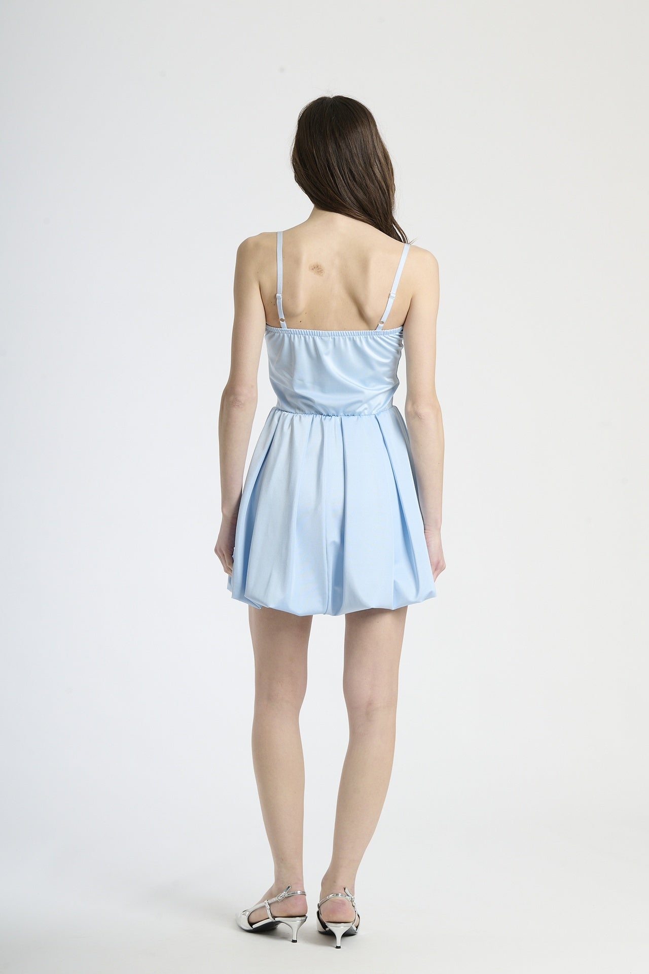 Vestito azzurro in tessuto leggero, taglio corto con bretelle sottili, ideale per serate estive