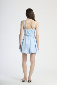 Vestito azzurro in tessuto leggero, taglio corto con bretelle sottili, ideale per serate estive