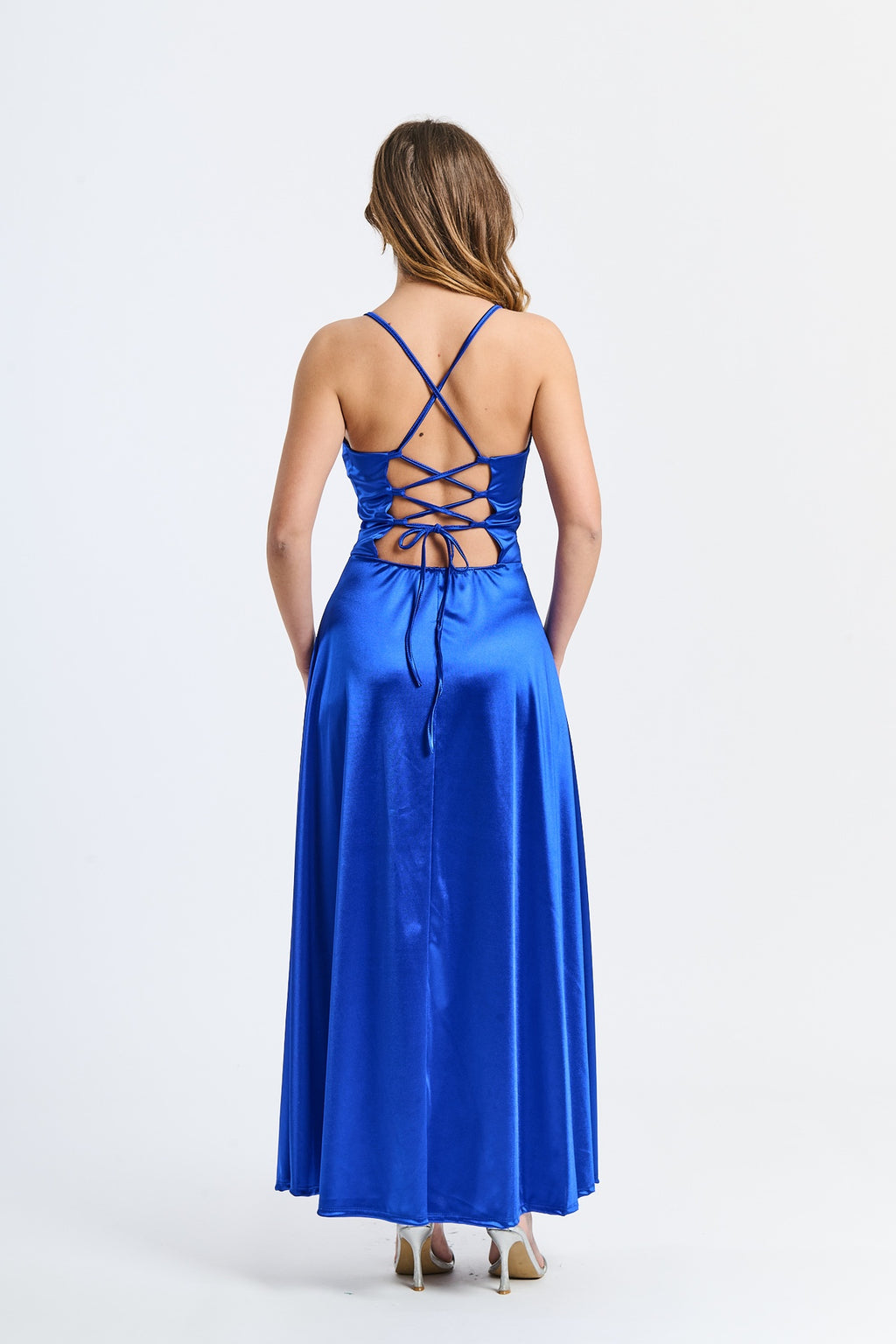 Abito elegante bluette con raso satinato, spalline sottili e silhouette dritta, perfetto per eventi formali e notturne