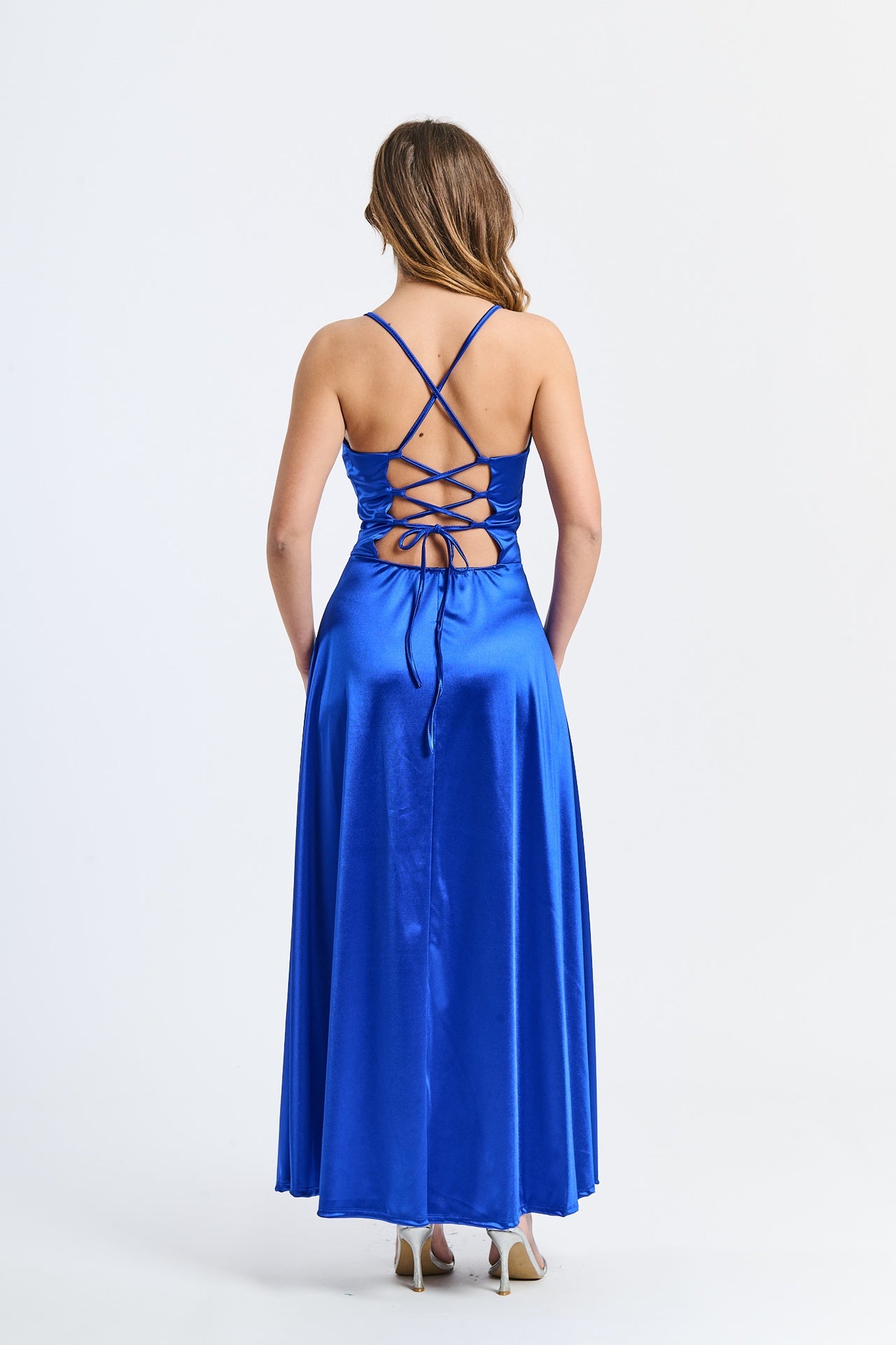 Abito elegante bluette con raso satinato, spalline sottili e silhouette dritta, perfetto per eventi formali e notturne