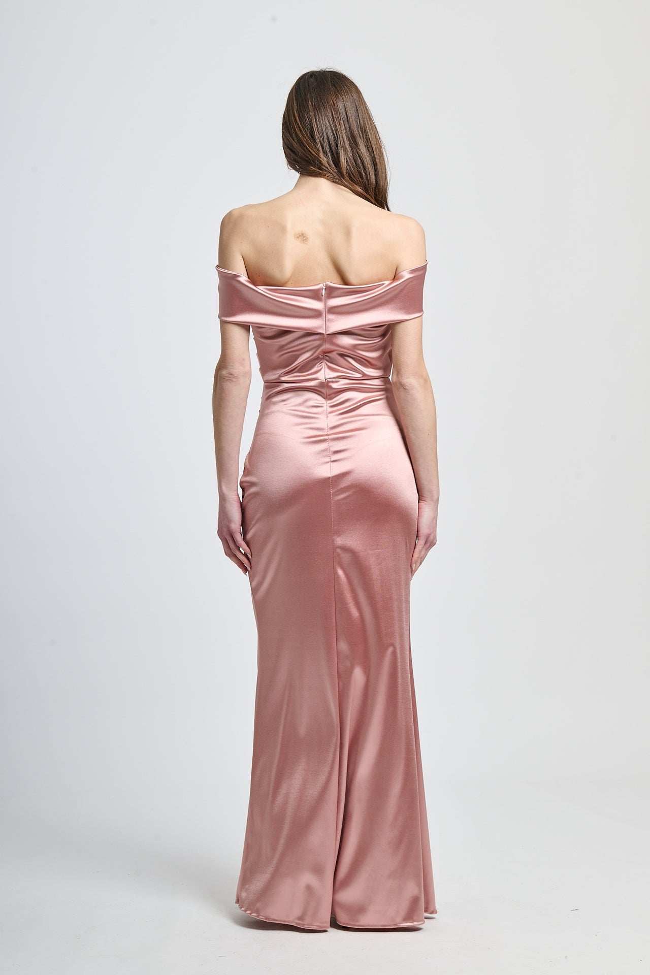 Abito elegante rosa antico con raso satinato, scollo a barca e slittino delicato