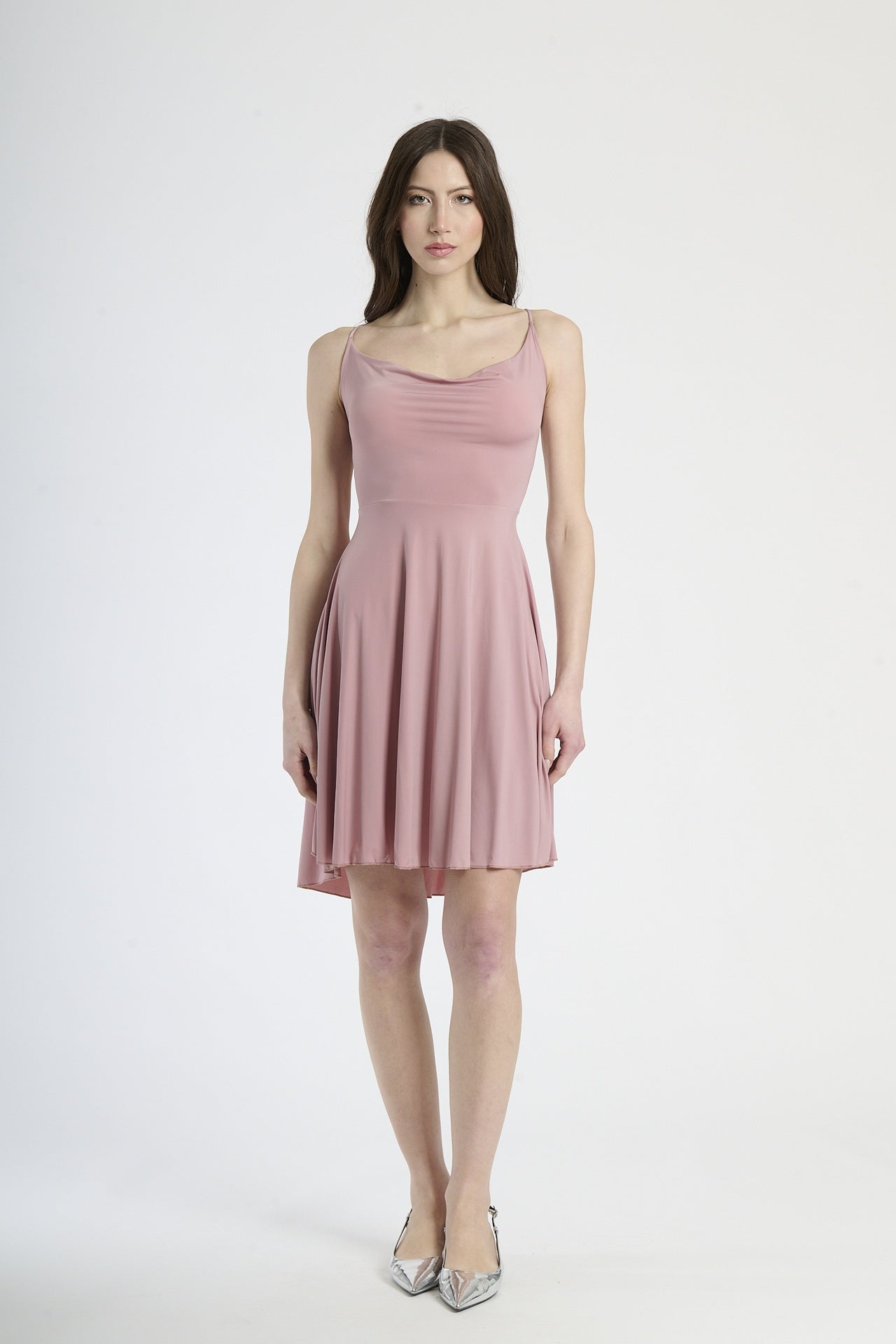 Moda femminile: abito rosa antico corto, design con bretelle sottili e colletto avvolgente, perfetto per un look dolce e affascinante.