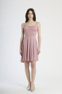 Moda femminile: abito rosa antico corto, design con bretelle sottili e colletto avvolgente, perfetto per un look dolce e affascinante.