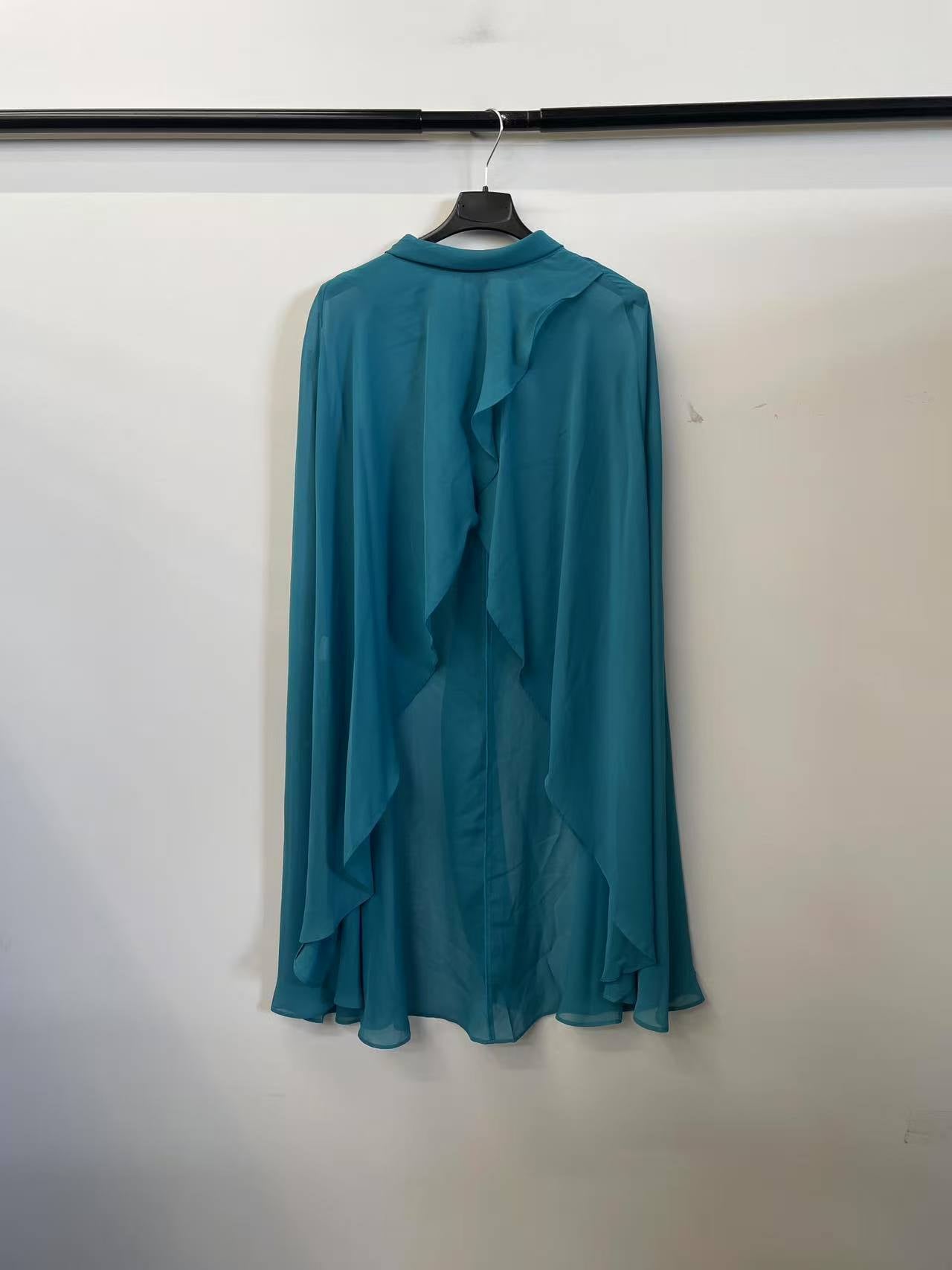 Mantella Ondulata – Eleganza Leggera “Aurelia” (solo lo scialle, non incluso l'abito)