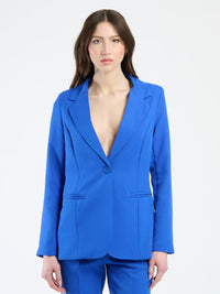Combinazione bluette: blazer elegante e pantaloni, un classico per l’abbigliamento business.