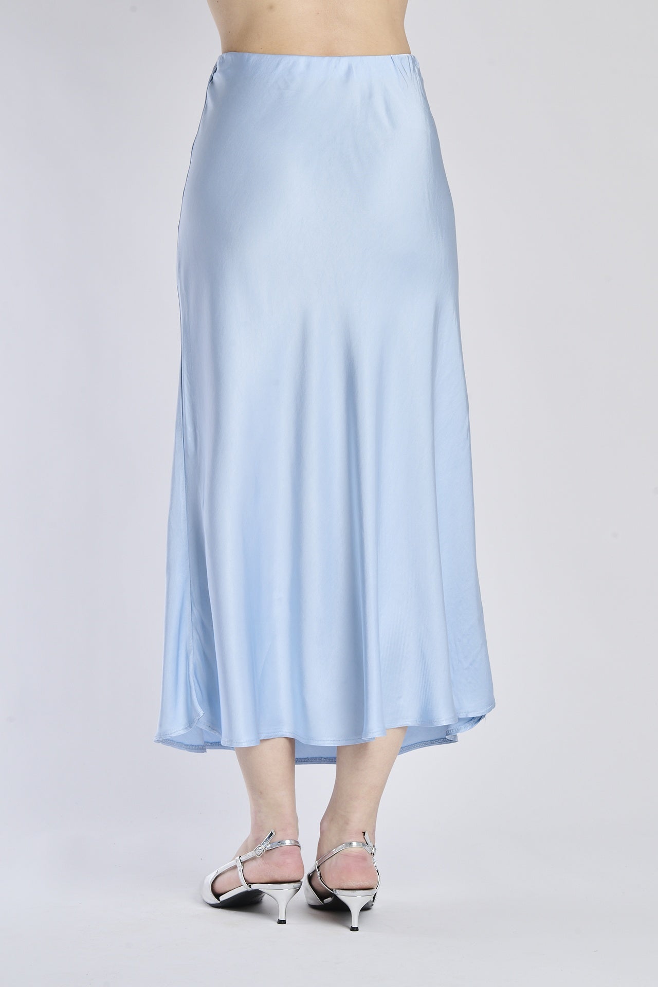 Gonna azzurra fluida di raso, modello classico con gonna dritta