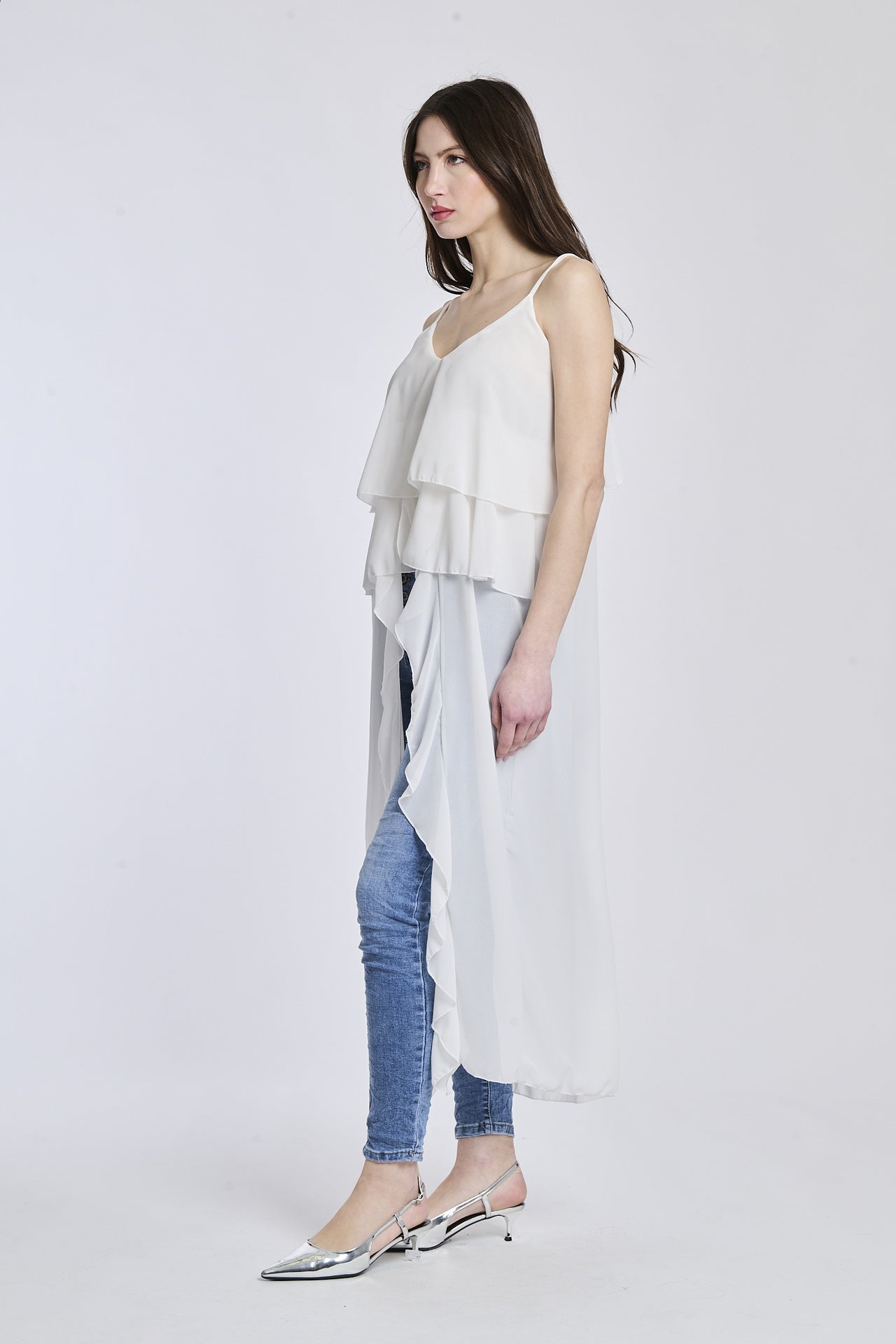 Top in bianco con un taglio aderente, che sottolinea la forma della donna in modo seducente.