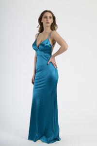 Abito ottanio in raso con taglio aderente, abbigliamento dal tocco opulento.