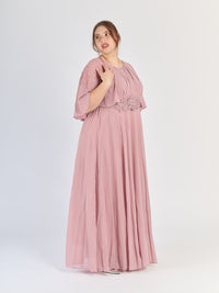 Modello di abito plus size Rosa Antico in raso con silhouette avvolgente