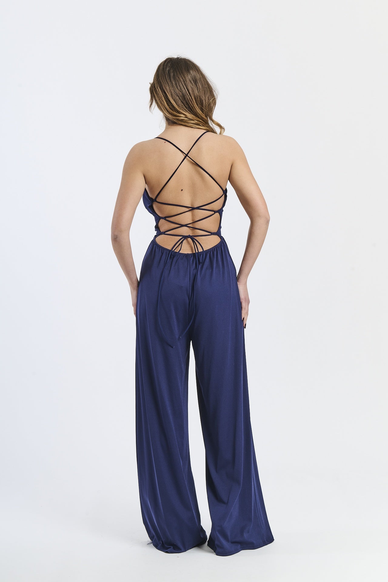 Combinazione navy, top a fascia e pantaloni larghi, sgargiante, per eventi formali