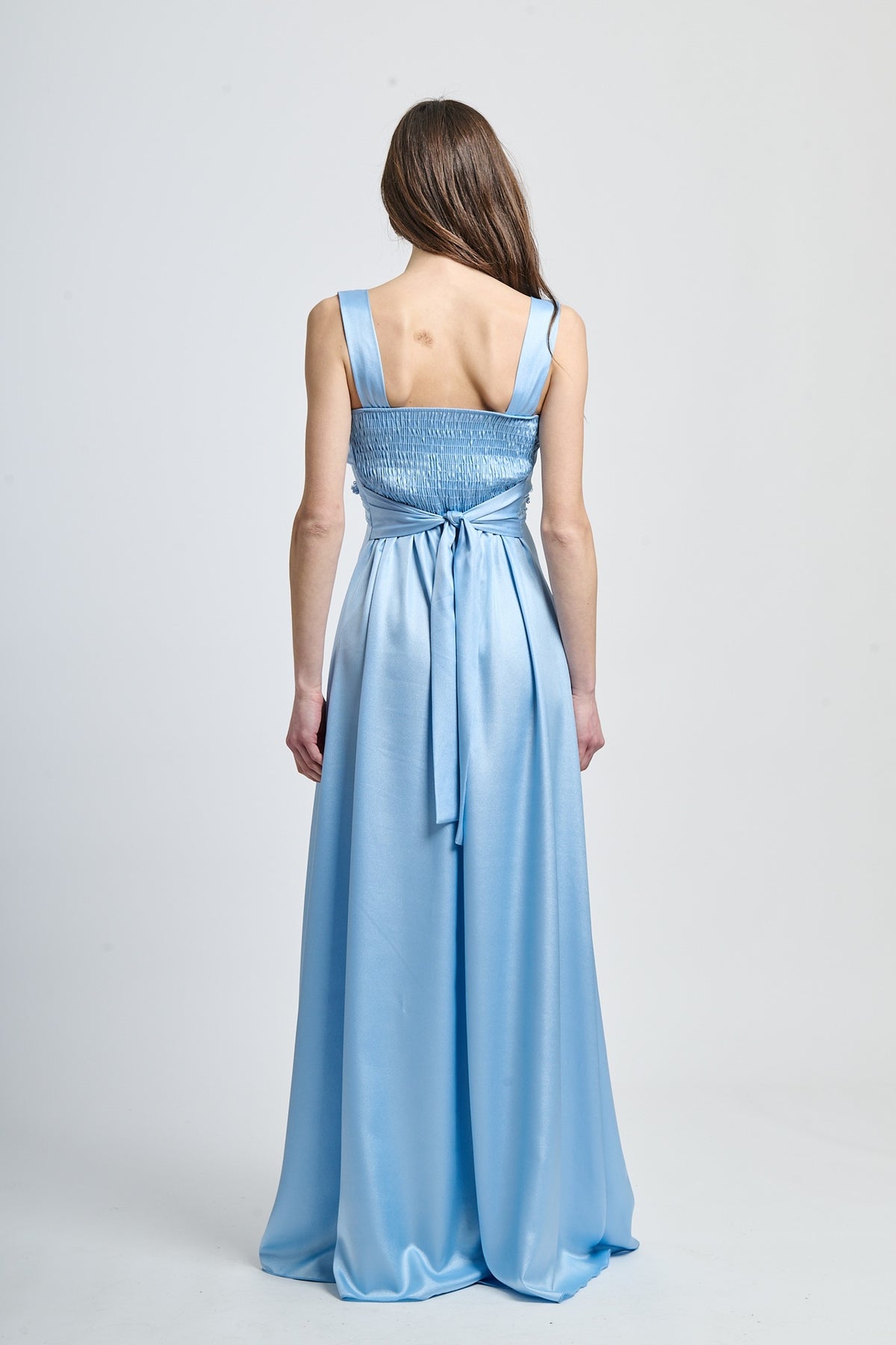 Abito elegante azzurro con drappaggi sul busto e gonna fluida