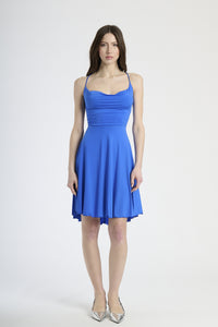 Moda femminile: abito bluette corto, design con bretelle sottili e colletto avvolgente, perfetto per un look leggero e chic.