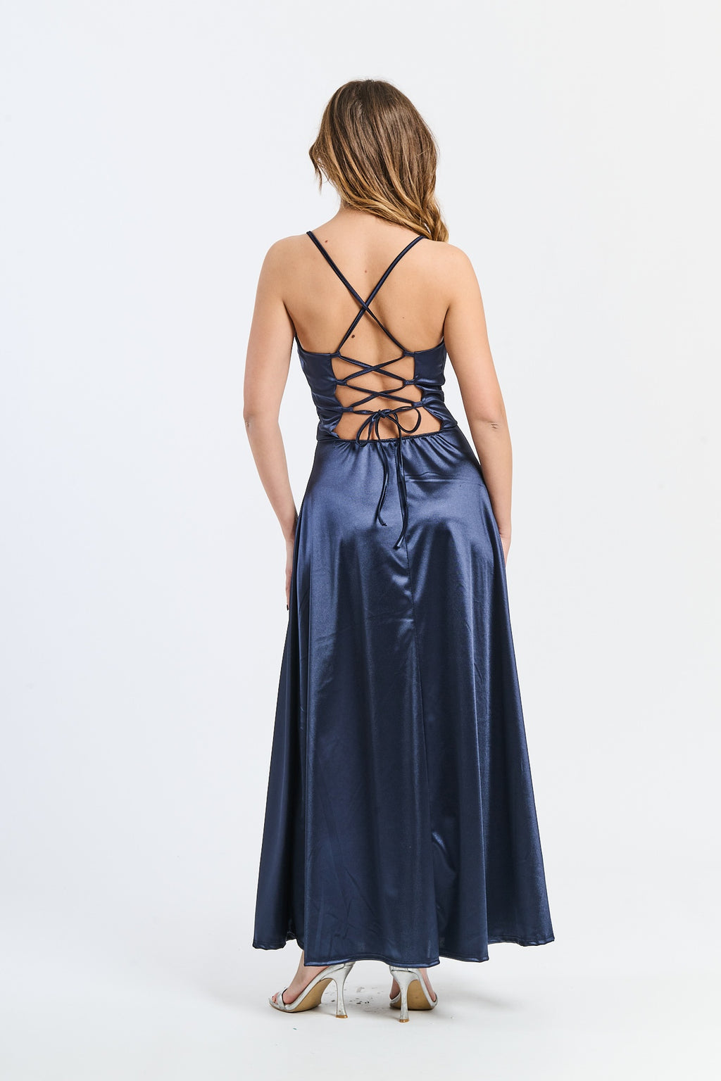 Abito elegante navy con raso satinato, spalline sottili e silhouette dritta, perfetto per eventi formali e notturne