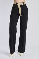 Pantaloni bianchi con cintura nero e sandali a linguetta blu