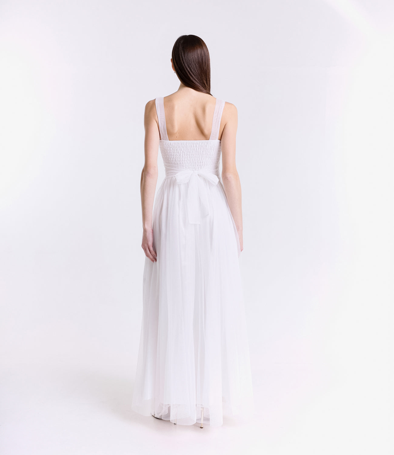 Abito bianco con scollo a V, perfetto per il bridal party e cerimonie