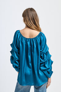 Top ottanio con scollo a barca, maniche a balze, design fluido, per occasioni uniche