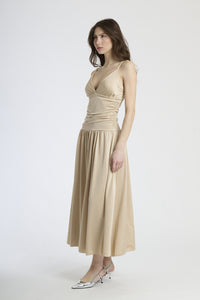 Abito classico beige, ideale per cerimonie e look minimalisti.