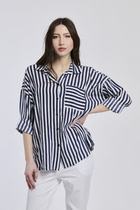 Camicia a righe navy e bianche da donna, colletto classico, un capo eterno per il guardaroba.