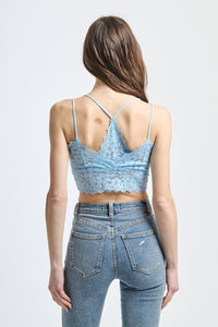 Canotta in pizzo azzurro, taglio cropped e design senza spalline