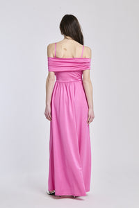 Abito rosa a spalline scollate, tessuto leggero, fascia in vita che dona un’aria romantica.