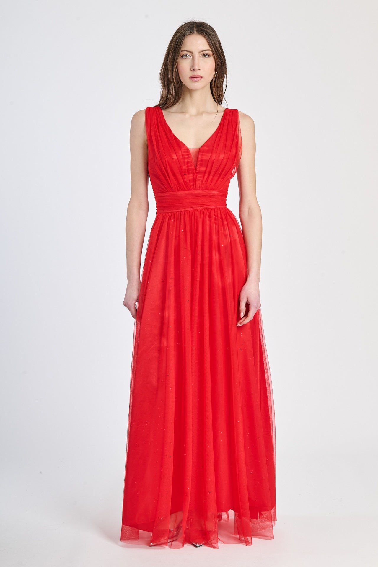 Abito rosso con scollo a V, eleganza audace per il bridal party