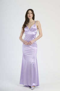 Outfit con abito lilla lungo, ideale per un look dal sapore bohemien e romantico.