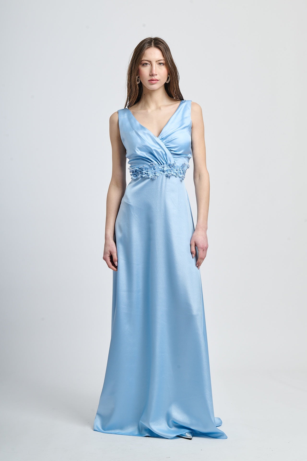 Abito formale azzurro in raso, design raffinato con spalline sottili