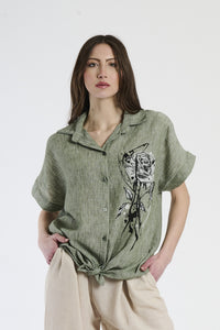 Completo camicia e pantaloni in colore militare, stampa floreale e nodo alla vita