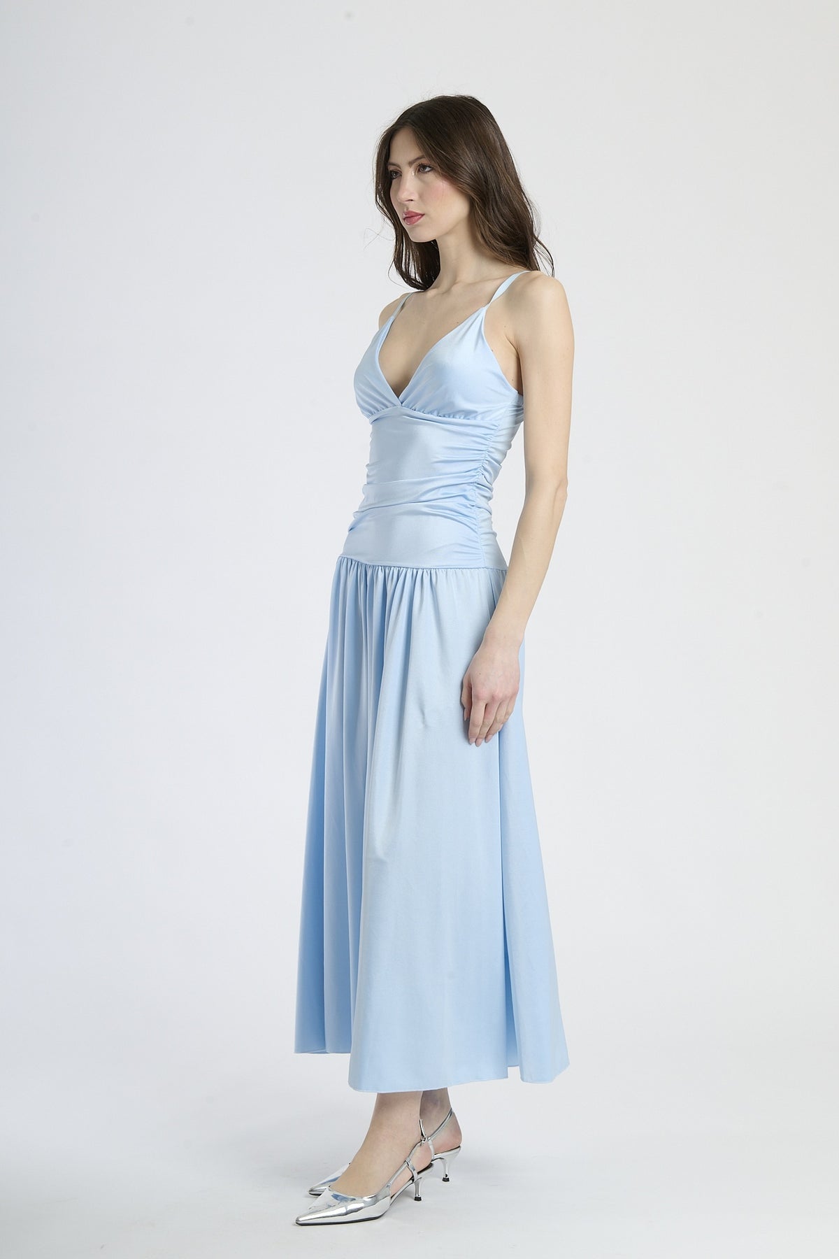 Moda femminile: abito azzurro elegante, design con scollatura a V e gonna ampia.