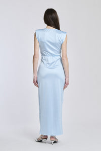 Abito Azzuro elegante, scollatura V, senza maniche, fascia in vita e apertura laterale che aggiunge sensualità.