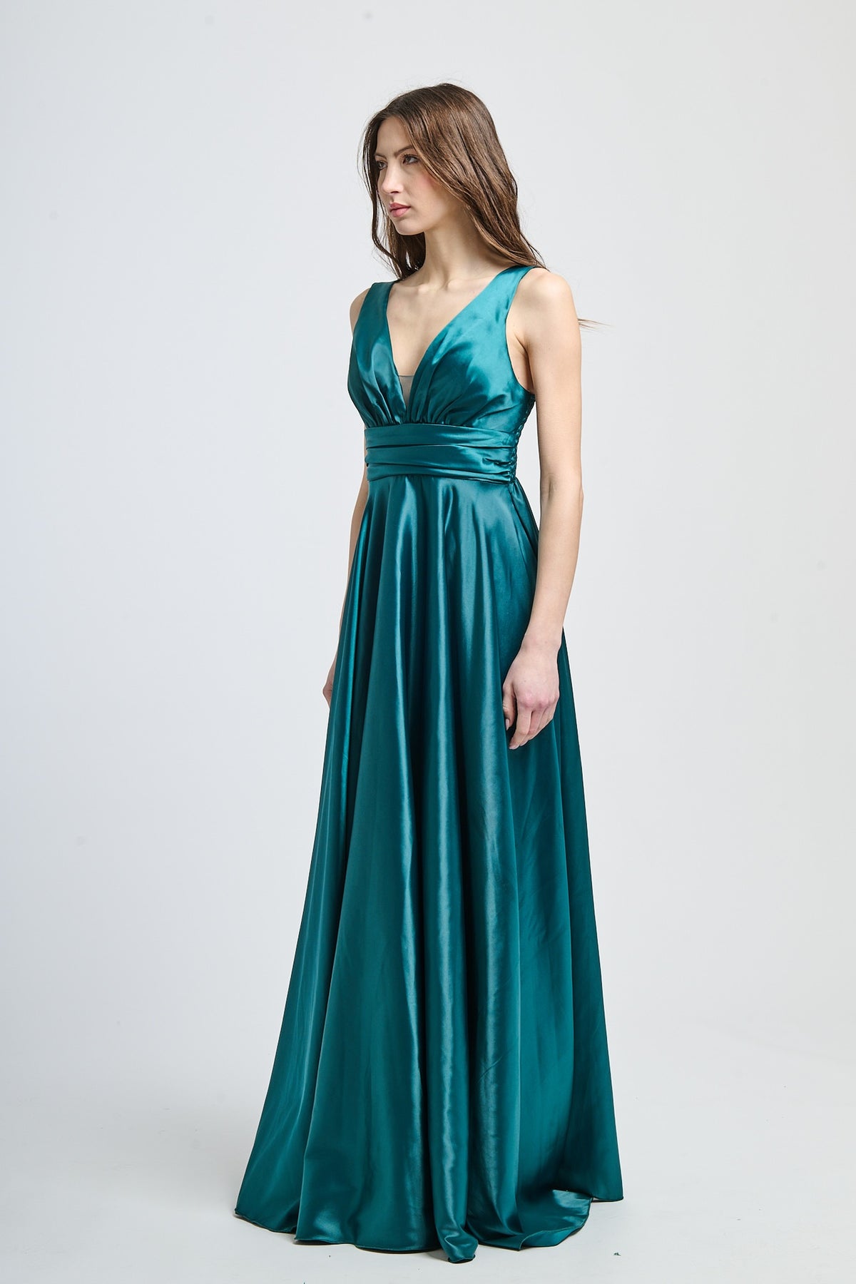 Abito da cerimonia verde.S in raso, design rinfrescante con scollo a V e vita stretta