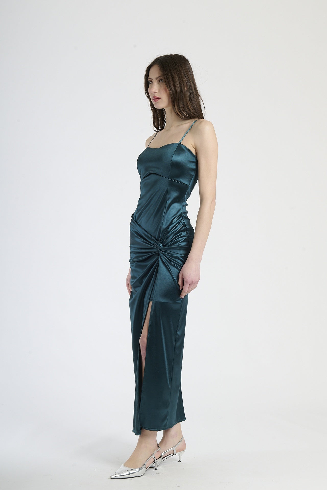 Vestito formale verde.S, tessuto liscio con accento di stropicciature e apertura