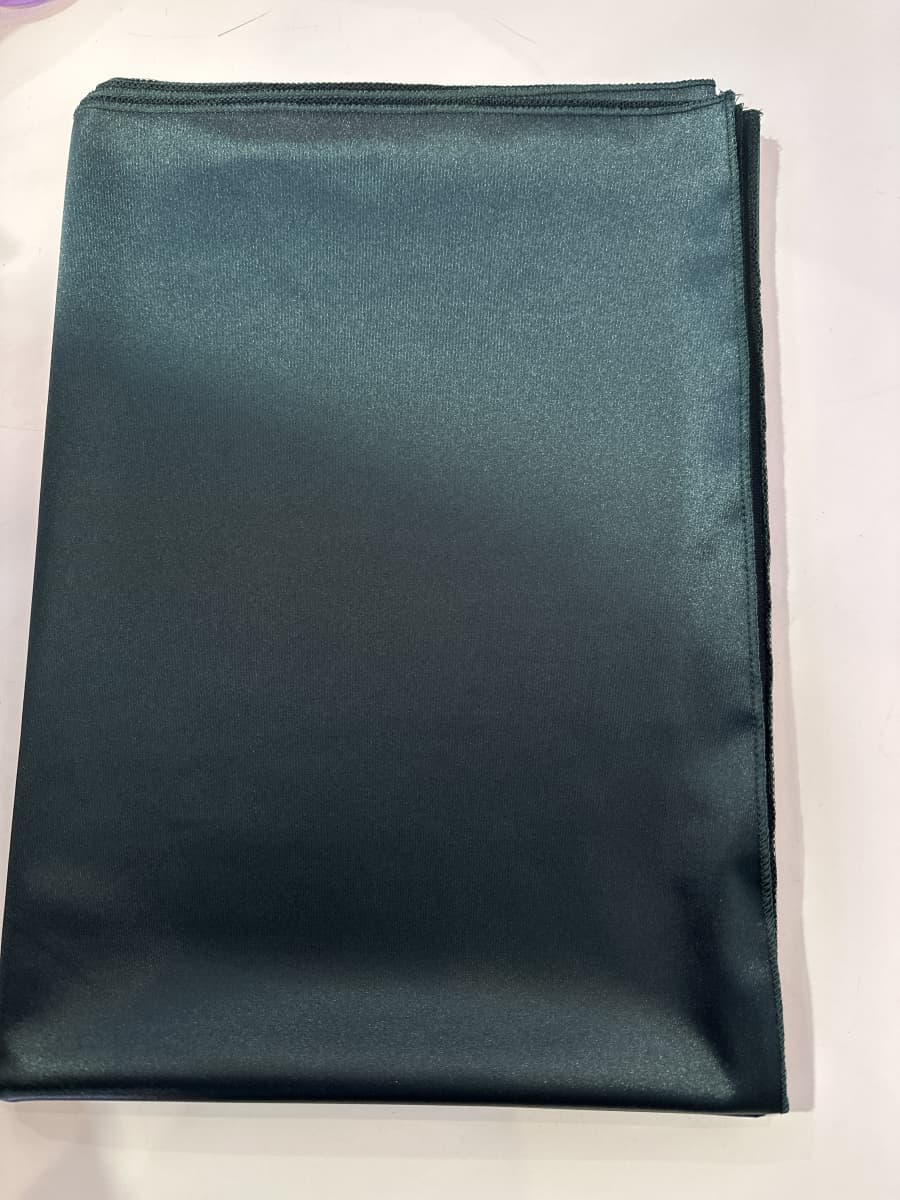 Titolo: Sciarpa "Lunara" – Eleganza satinata in tinta unita (solo lo scialle, non incluso l'abito)