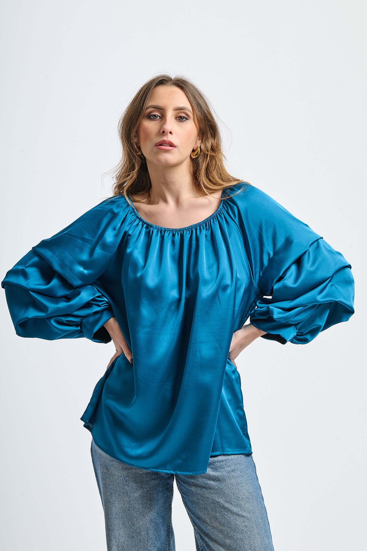 Blusa ottanio in seta, spalle scoperte, maniche volanti, atmosfera affascinante