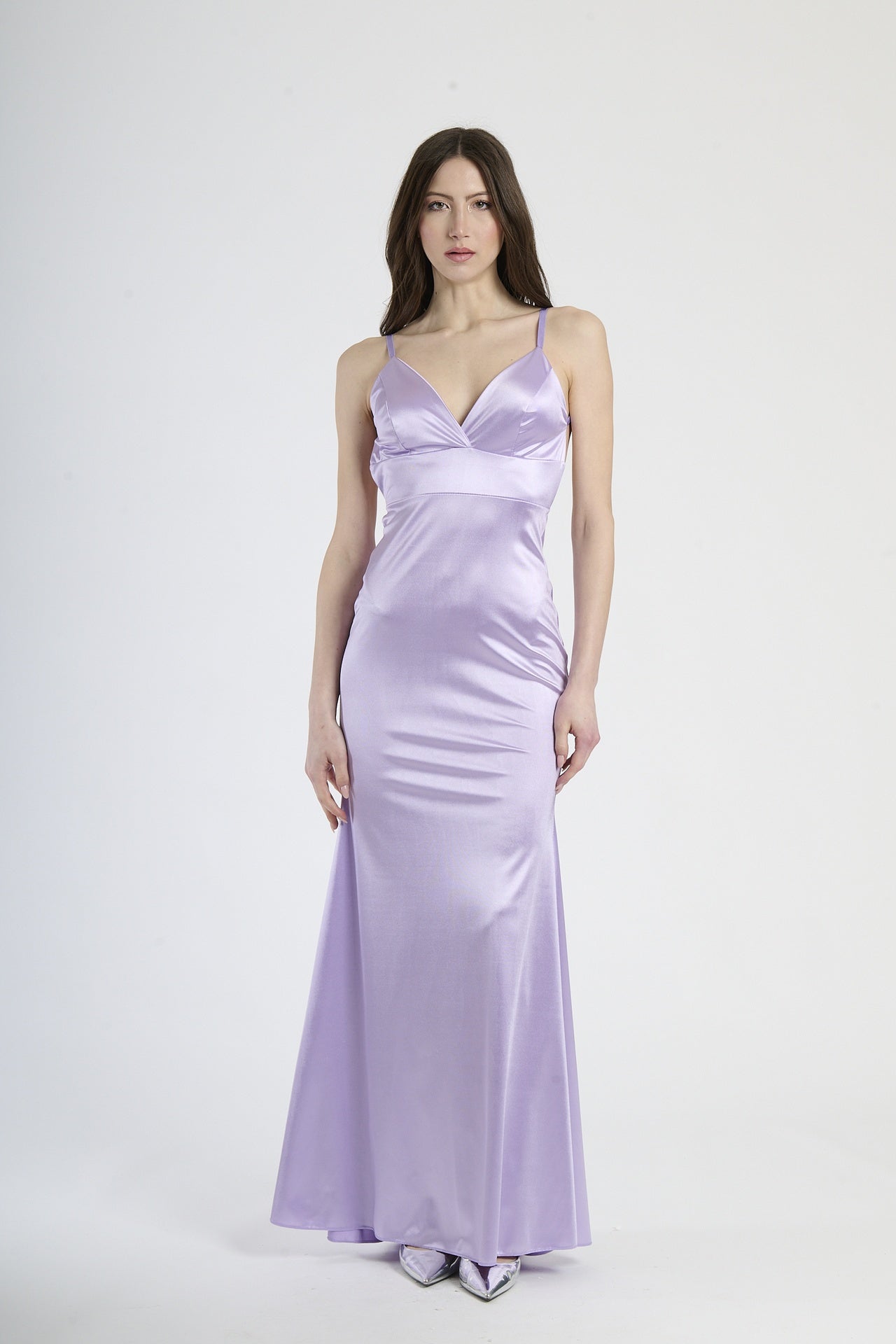 Donna con abito lilla in raso, originalità e charme magico.