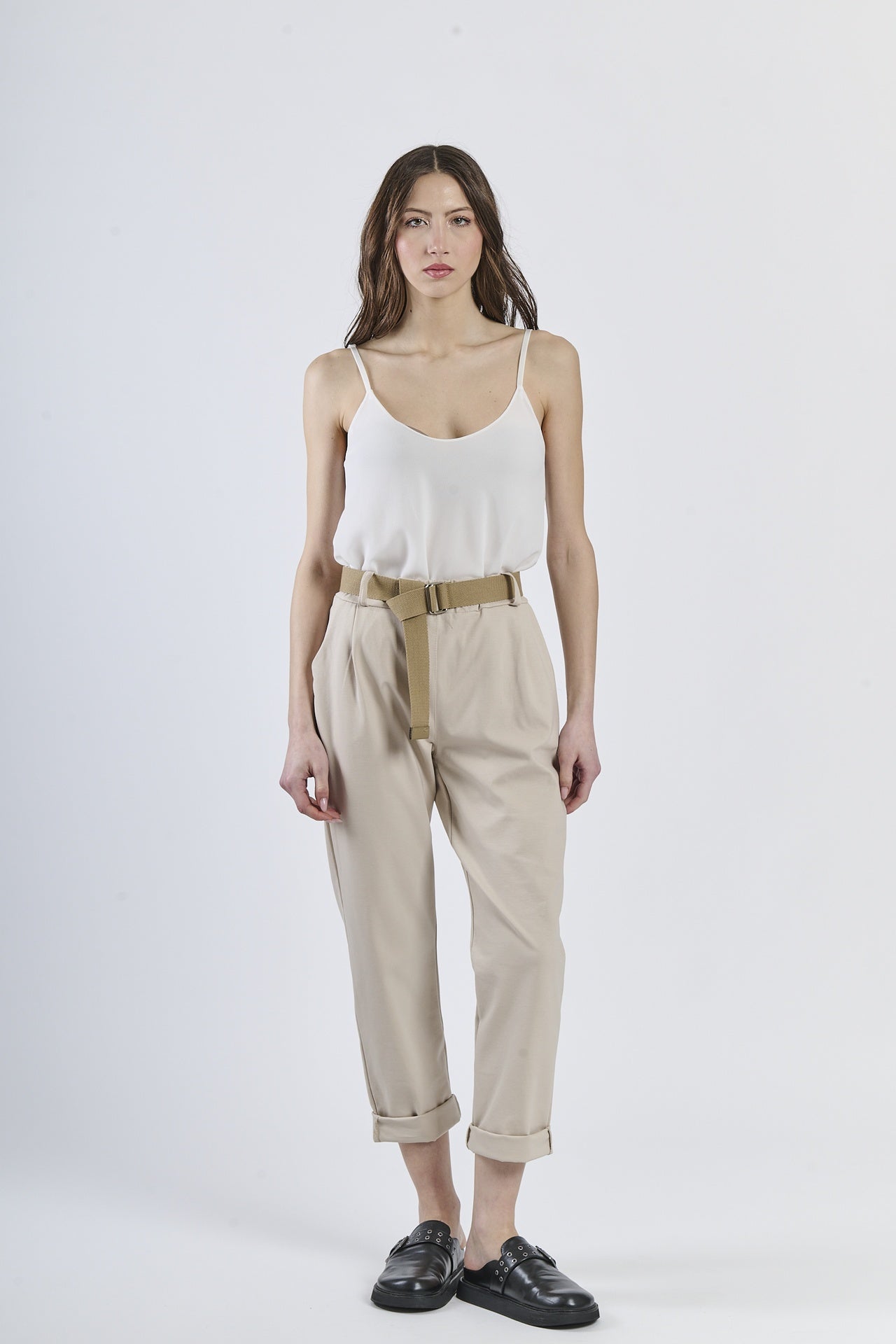 Combinazione top rosa satinato e pantaloni beig chiari, stile minimal-chic