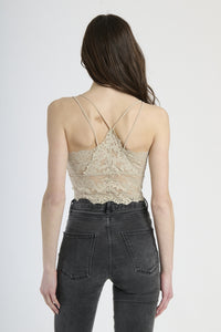 Canotta di pizzo beige, colletto a V e taglio cropped elegante