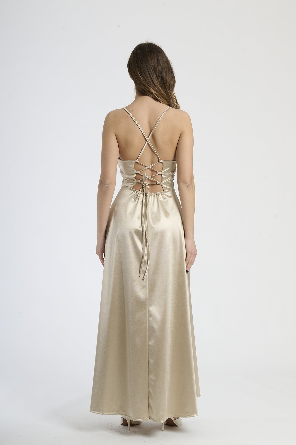 Vestito beige classico in raso, taglio maxi con spalline sottili, adatto per occasioni sofisticate.
